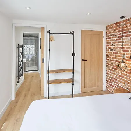 Host & - Golden Lion Whitby