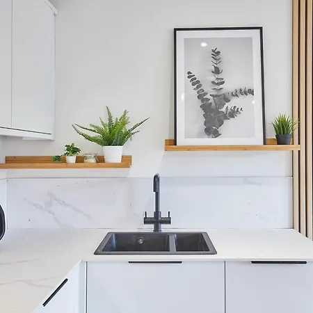 Host & - Golden Lion *