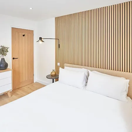 Host & - Golden Lion Apartment Whitby