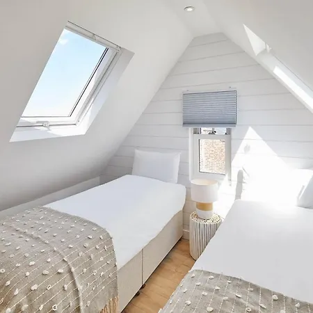 Host & - Golden Lion